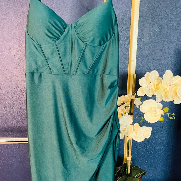 Emerald Dress - Picture 1 of 4